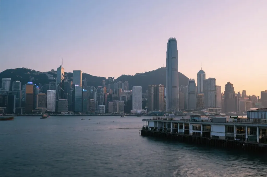 中性香港都市天际线,象征合规与安全保障